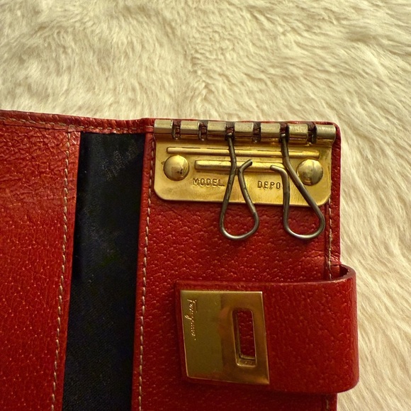 SALVATORE FERRAGAMO Leather Key Case with 2 key holder Red - Picture 2 of 7